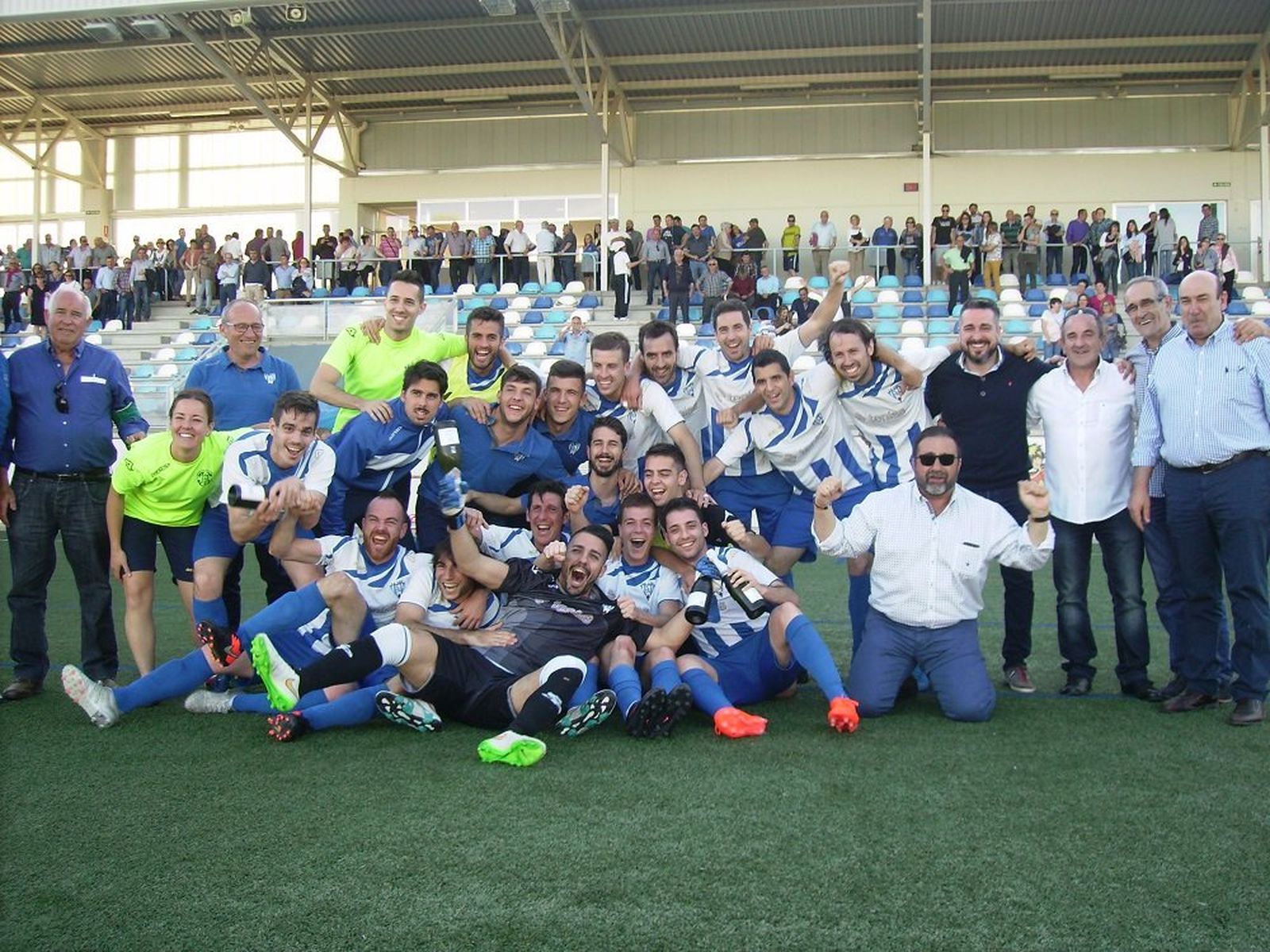 Los jugadores del Ejea celebran su clasificación para la fase de ascenso.