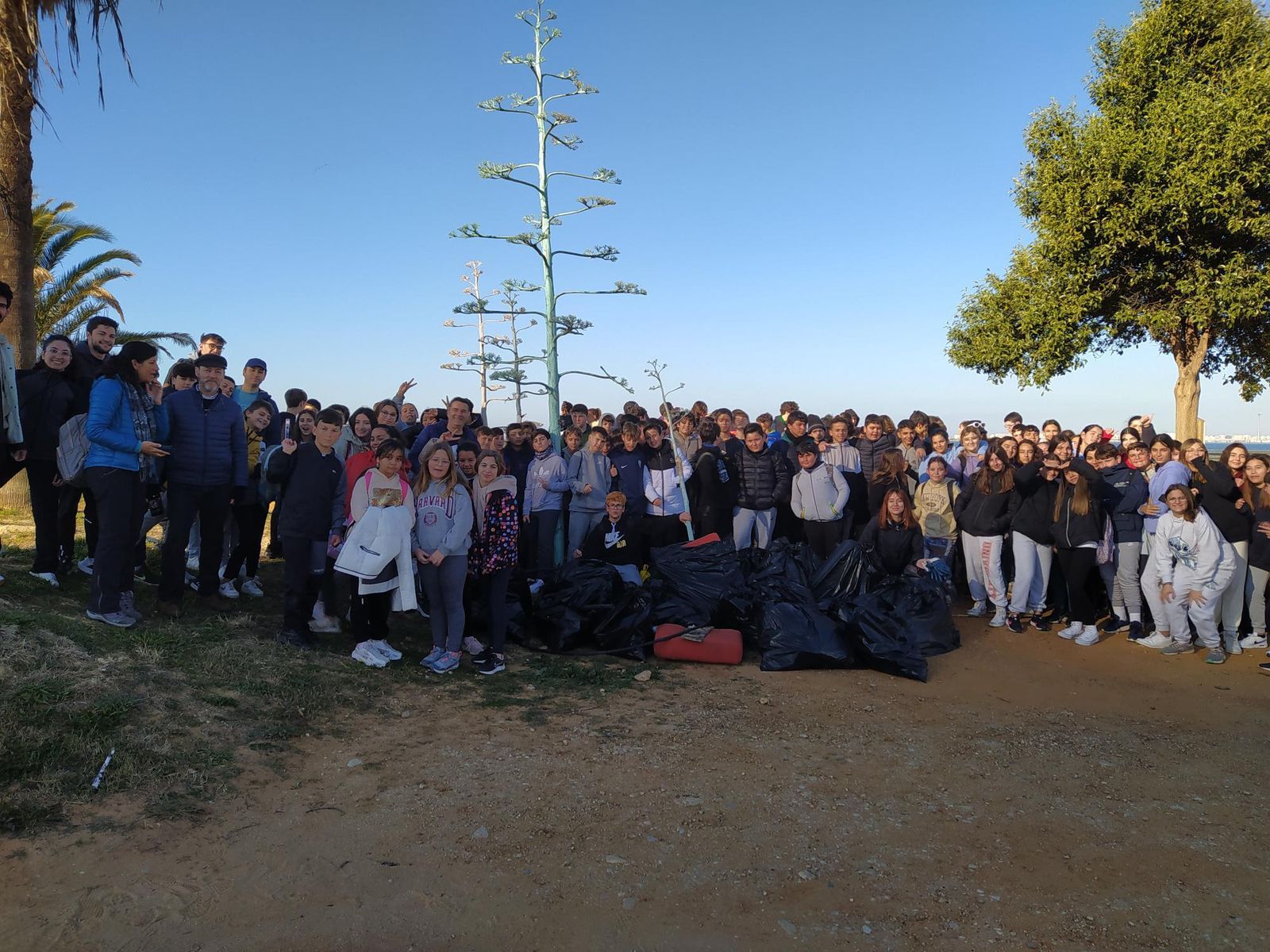 Recogida de residuos en el entorno de la playa de La Casería.