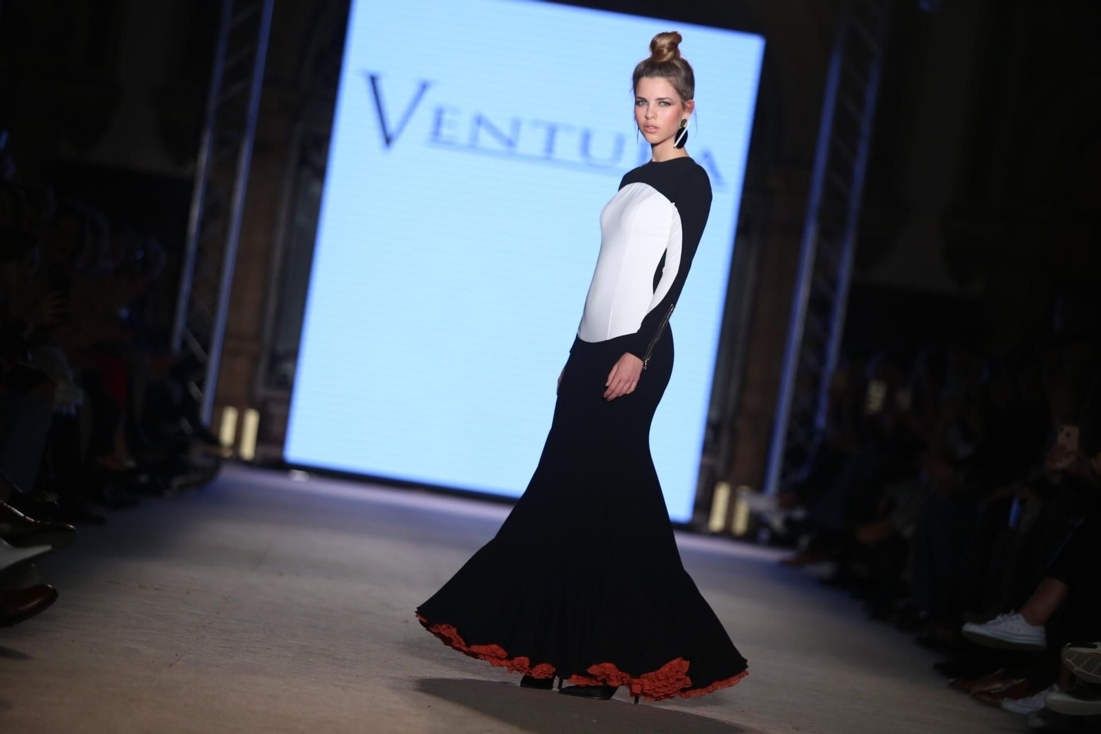 Cómo llevar el traje de flamenca blanco y negro esta temporada