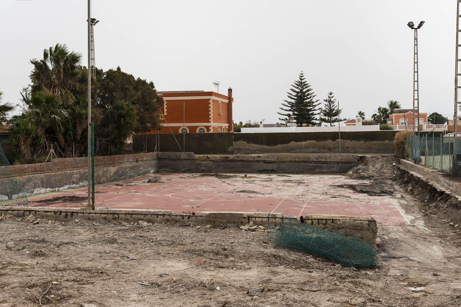 Las pistas deportivas y piscina de Costacabana, en imágenes