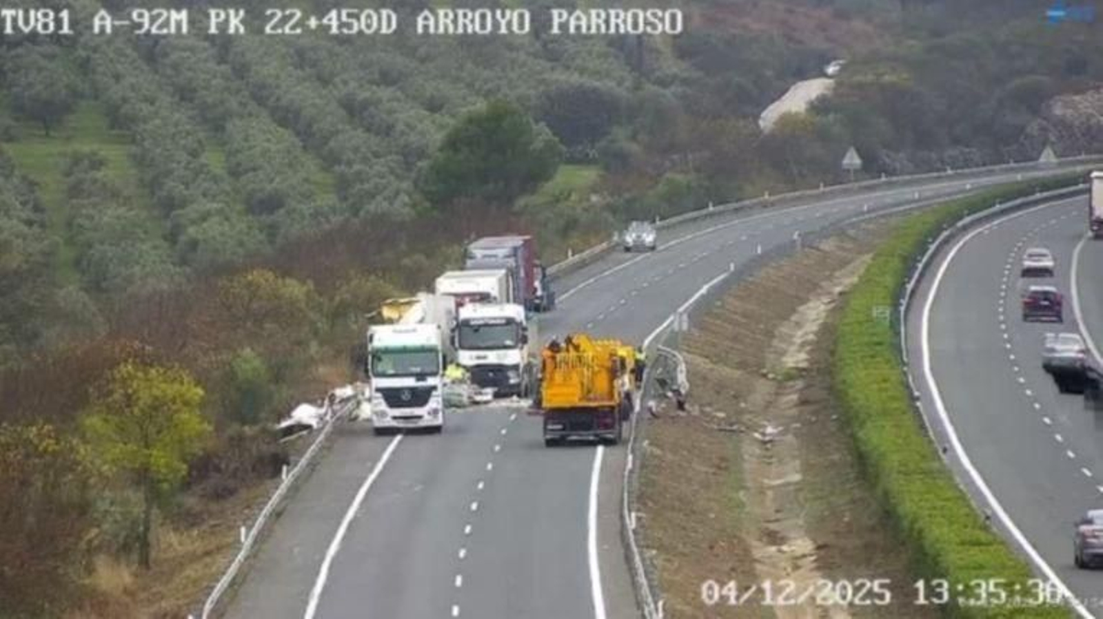 Operarios trabajando para retirar el camión atravesado en la A-92M