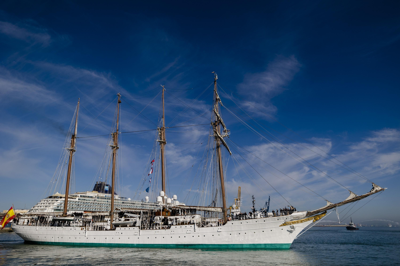 Las imágenes de la salida del buque  "Juan Sebastián de Elcano" del muelle de Cádiz.