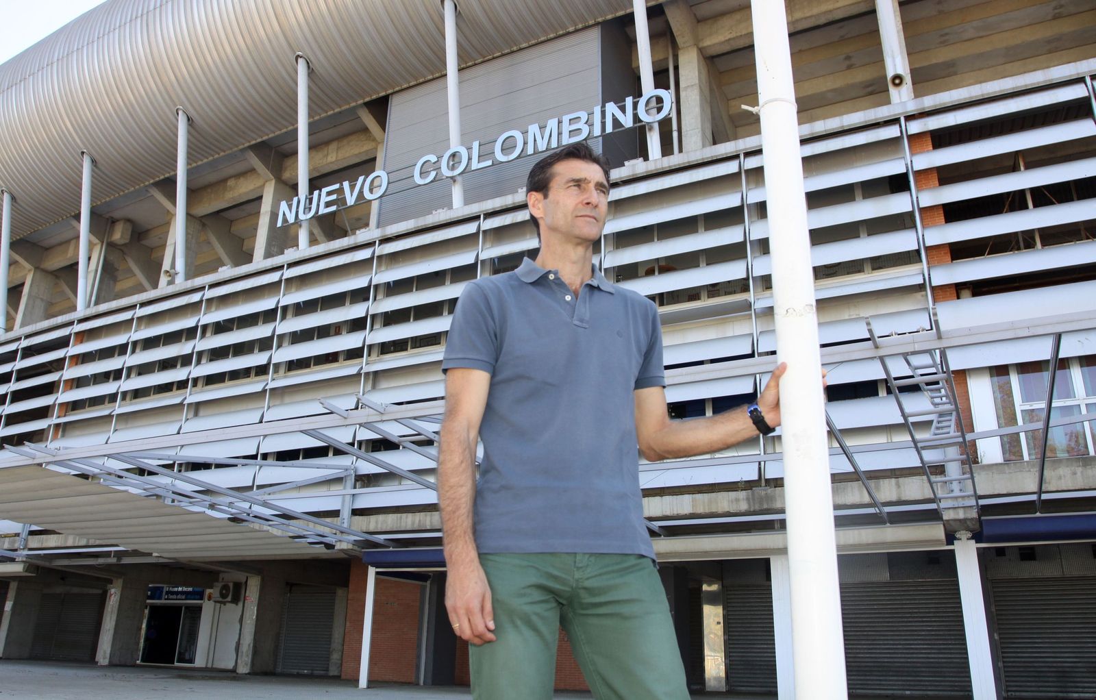 Manolo Toledano en los aledaños del Nuevo Colombino.