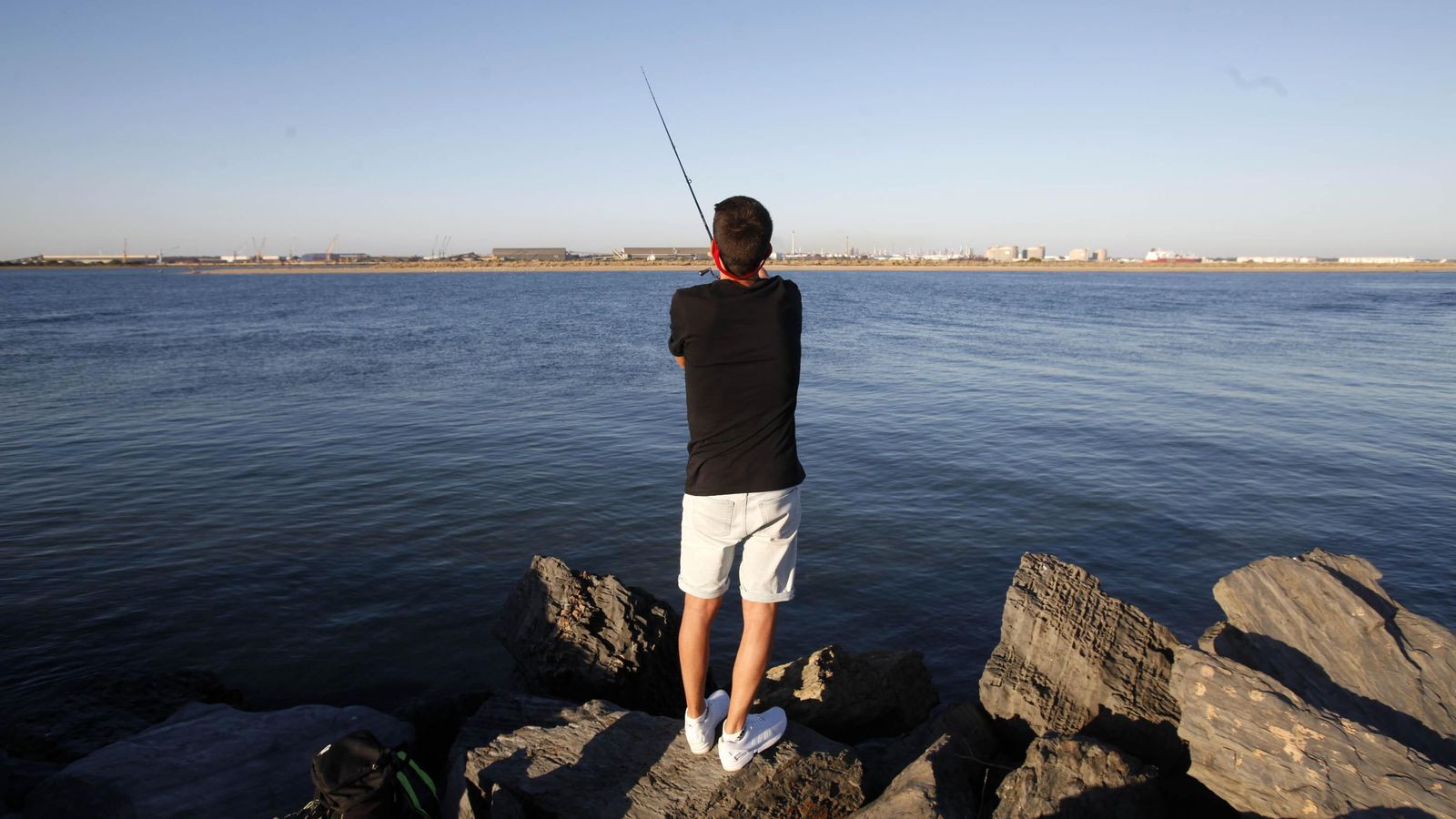 En los espigones de Punta Umbría y de Huelva están los pesqueros preferidos de Gastón
