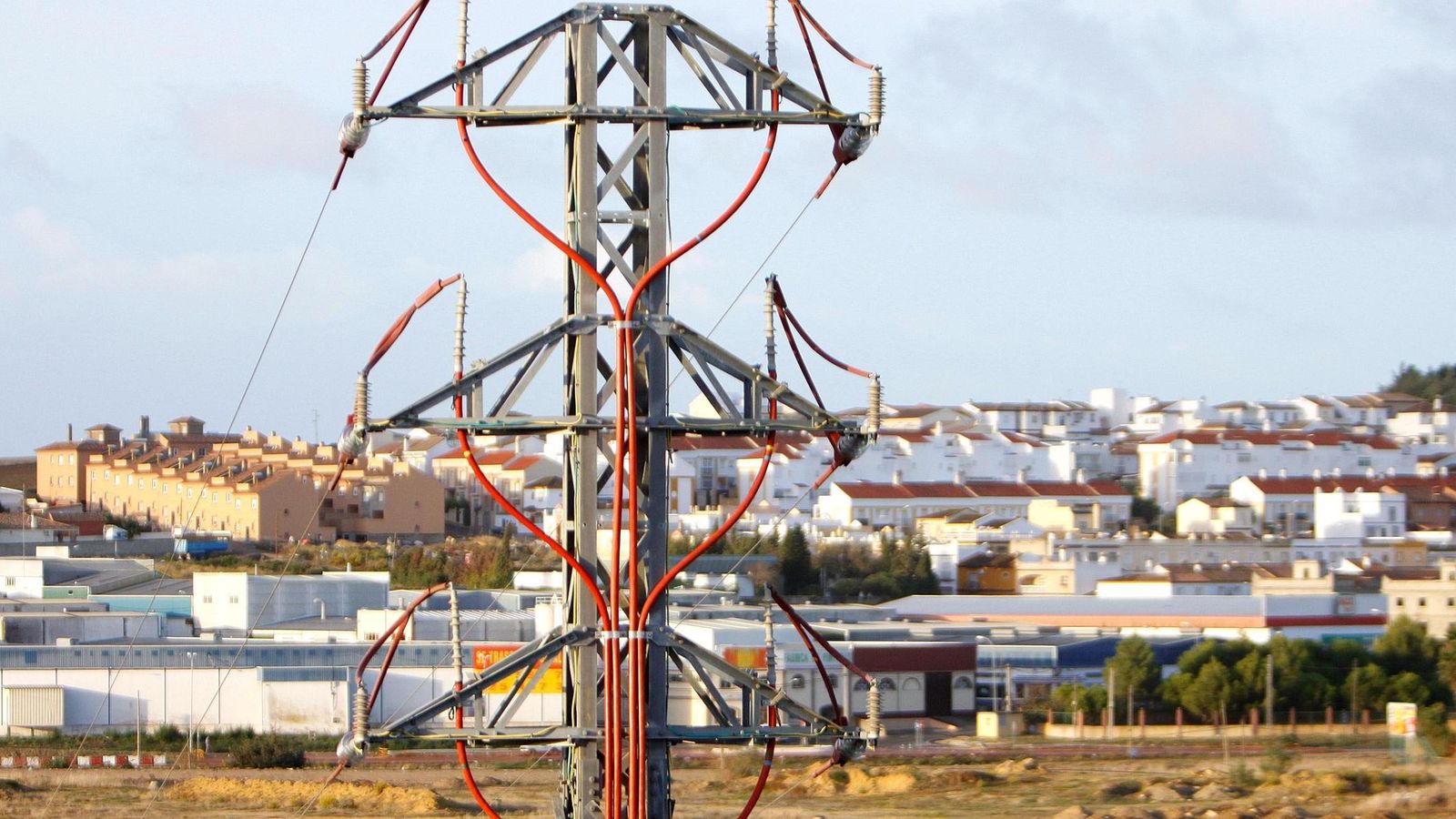 Tendido eléctrico de suministro a hogares.