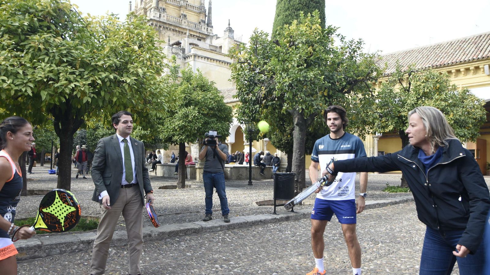 Isabel Albás y José María Bellido comparte un 'peloteo' con Javier Garrido y Mari Carmen Villalba.