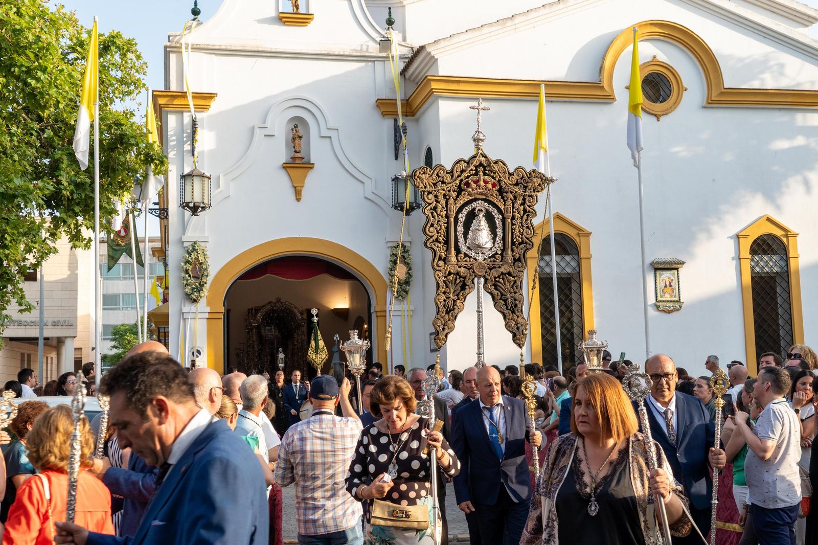 Imágenes del Rosario Jubilar rociero celebrado por las 25 hermandades filiales de la Matriz de Almonte en La Merced