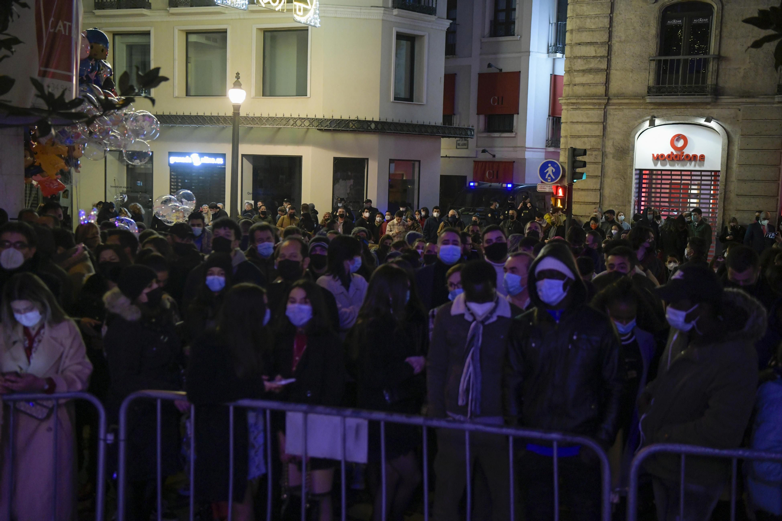 Así fue la Nochevieja 2021 en Granada, en imágenes: uvas en una Plaza del Carmen vallada y ambiente de fiesta en la calle