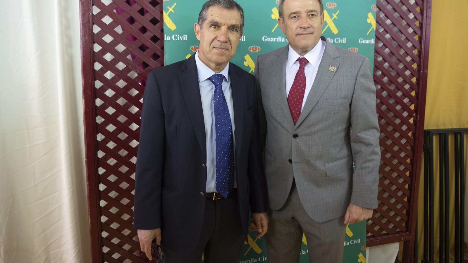 Lorenzo del Río (TSJA) y Alfonso Rodríguez (general de la IV zona de la Guardia Civil), en la caseta de la Guardia Civil.