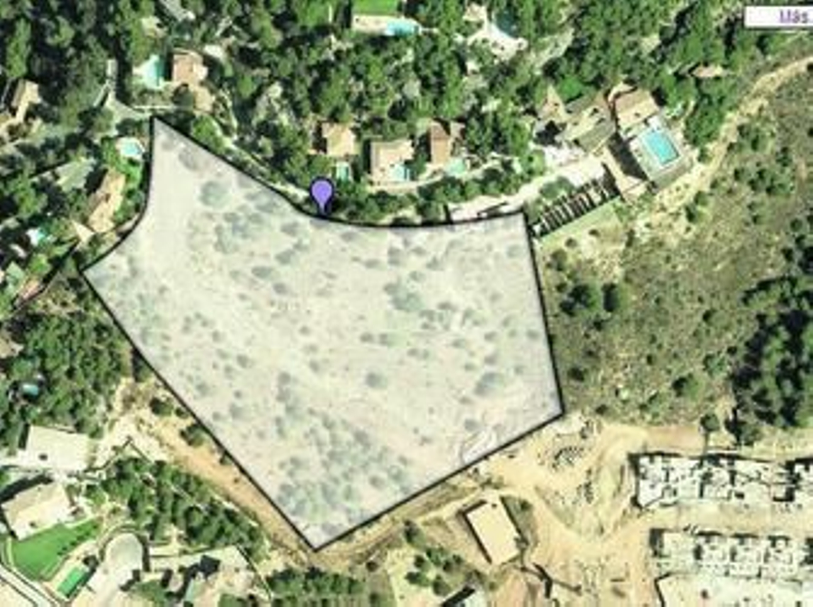 Suelo contiguo al promotor del hispano-ruso que cambia de uso.