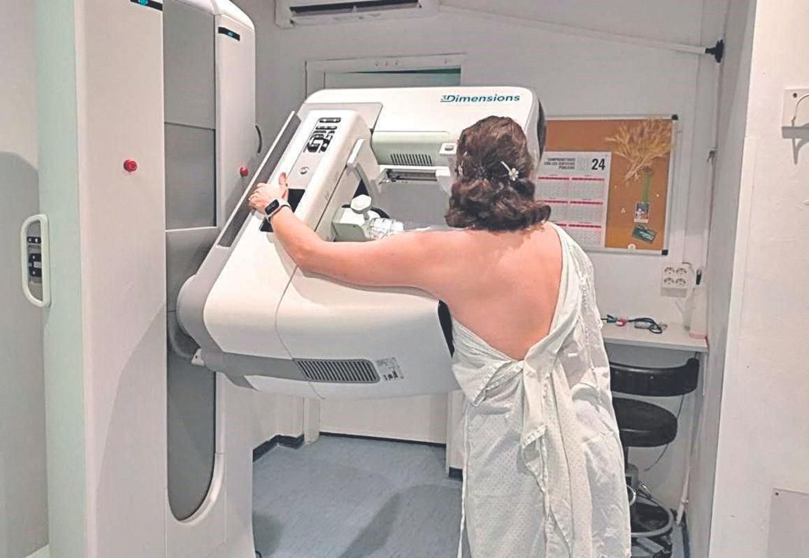 Una paciente junto a un nuevo mamógrafo en un centro del SAS, en una imagen de archivo.