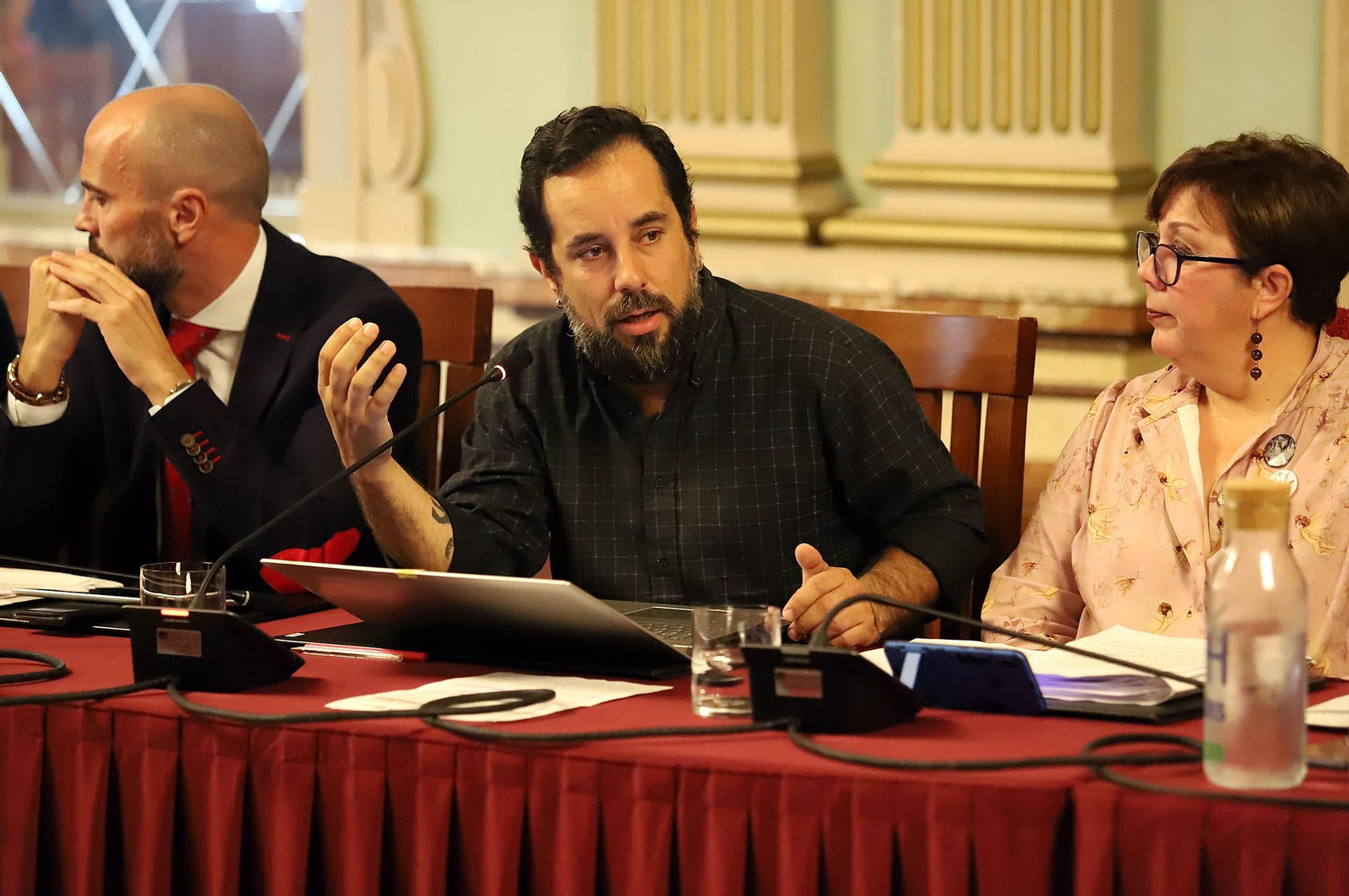 Imágenes del pleno del Ayuntamiento de Huelva