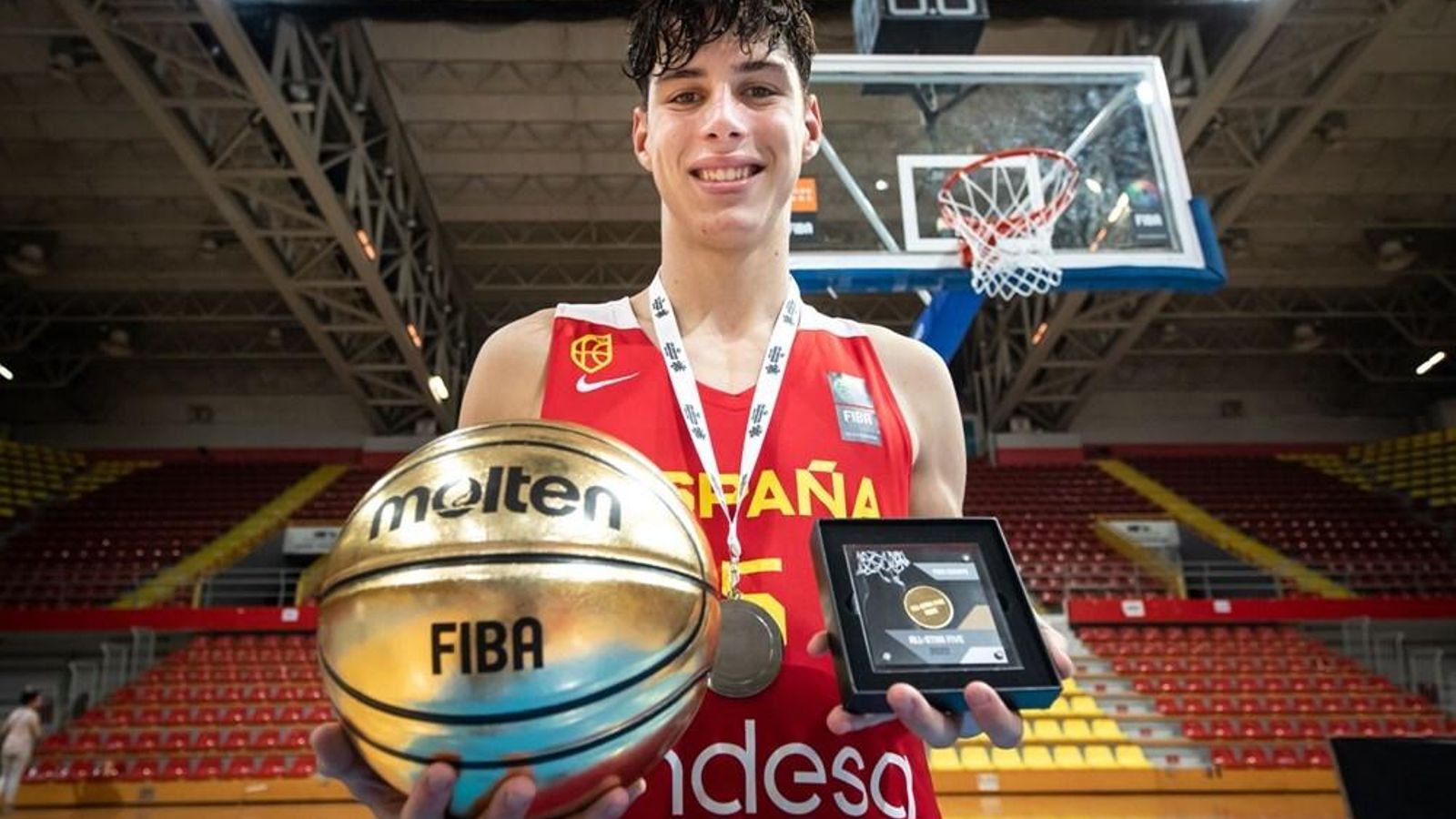 Mario Saint-Supéry posa con el galardón del quinteto ideal y el de MVP del Europeo sub 16.