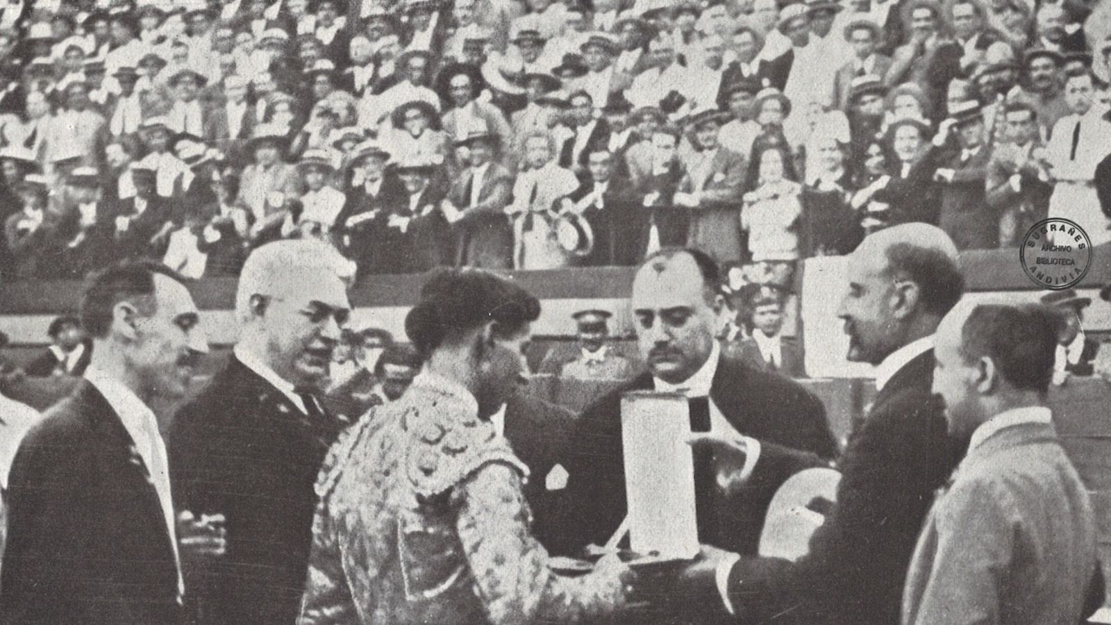 Momento de la entrega de la Oreja de Oro a Manuel Báez 'Litri' por el presidente de la APH José Pablo Vázquez.