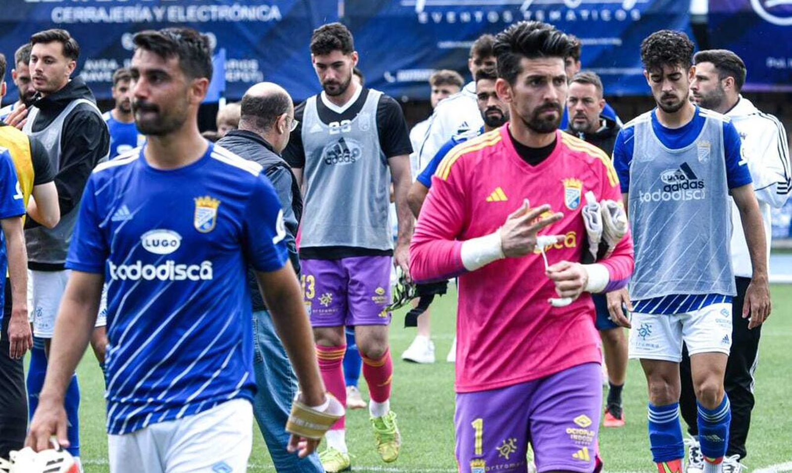 Isma Gil abandona el césped contrariado al final del partido ante el Ayamonte.