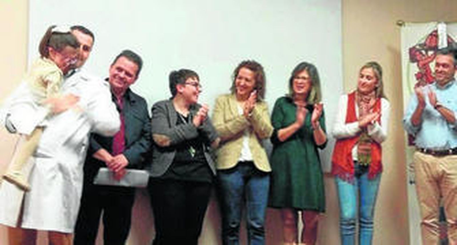 Lidia con una representación de la empresa y de ambos pueblos.