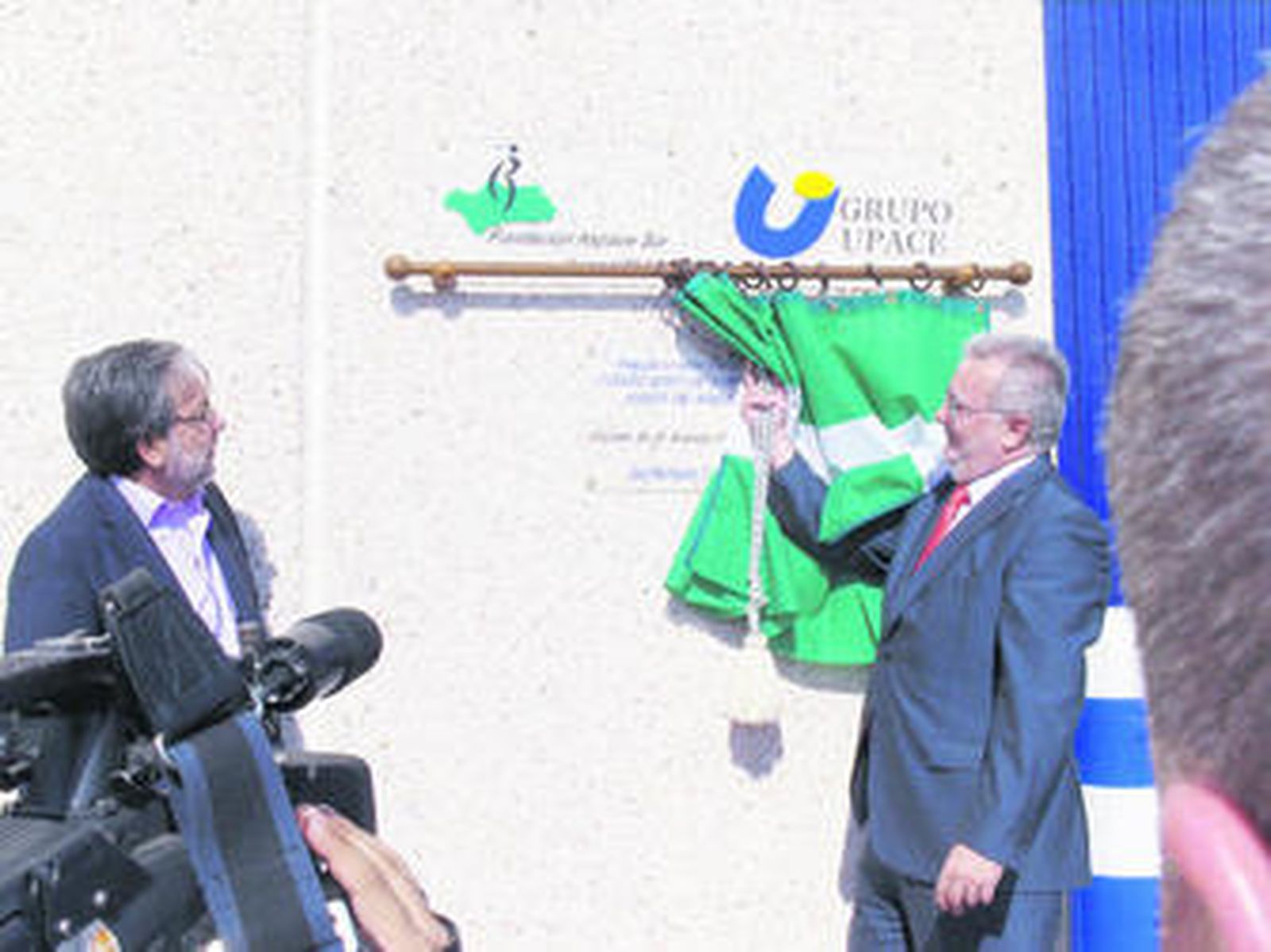 El consejero de Empleo descubre la placa conmemorativa.