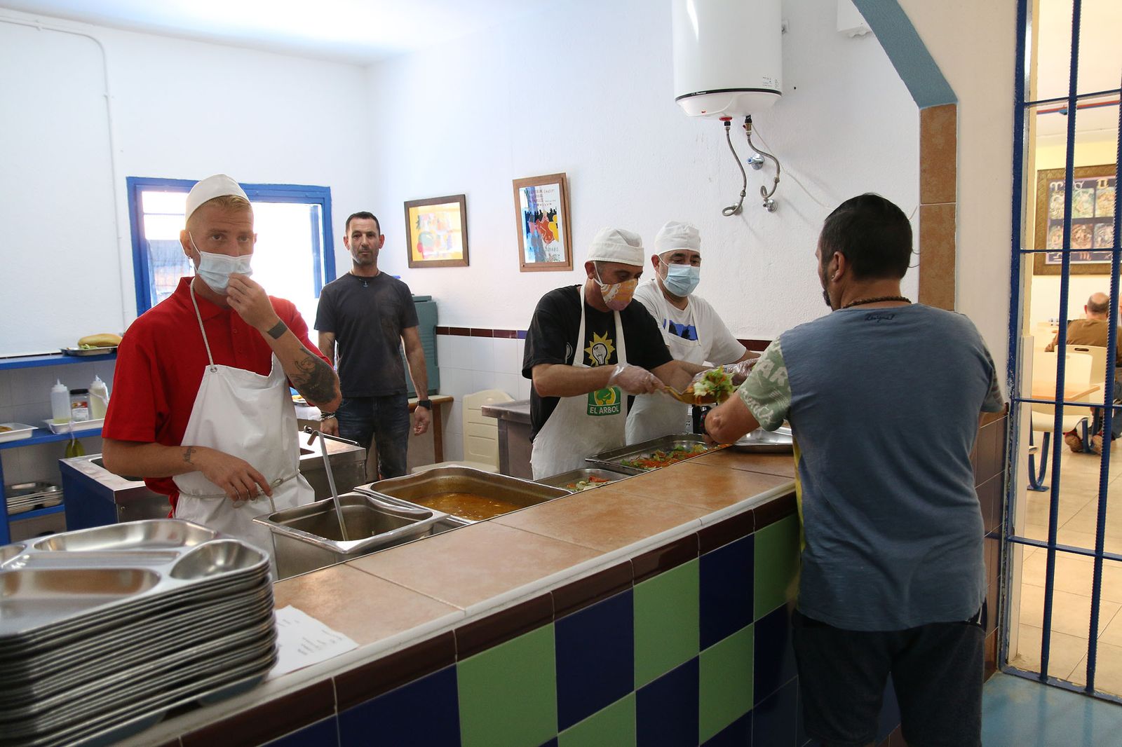 Las mascarillas seguirán siendo obligatorias, por ejemplo, en el reparto de comida que se realiza en los módulos de la prisión.