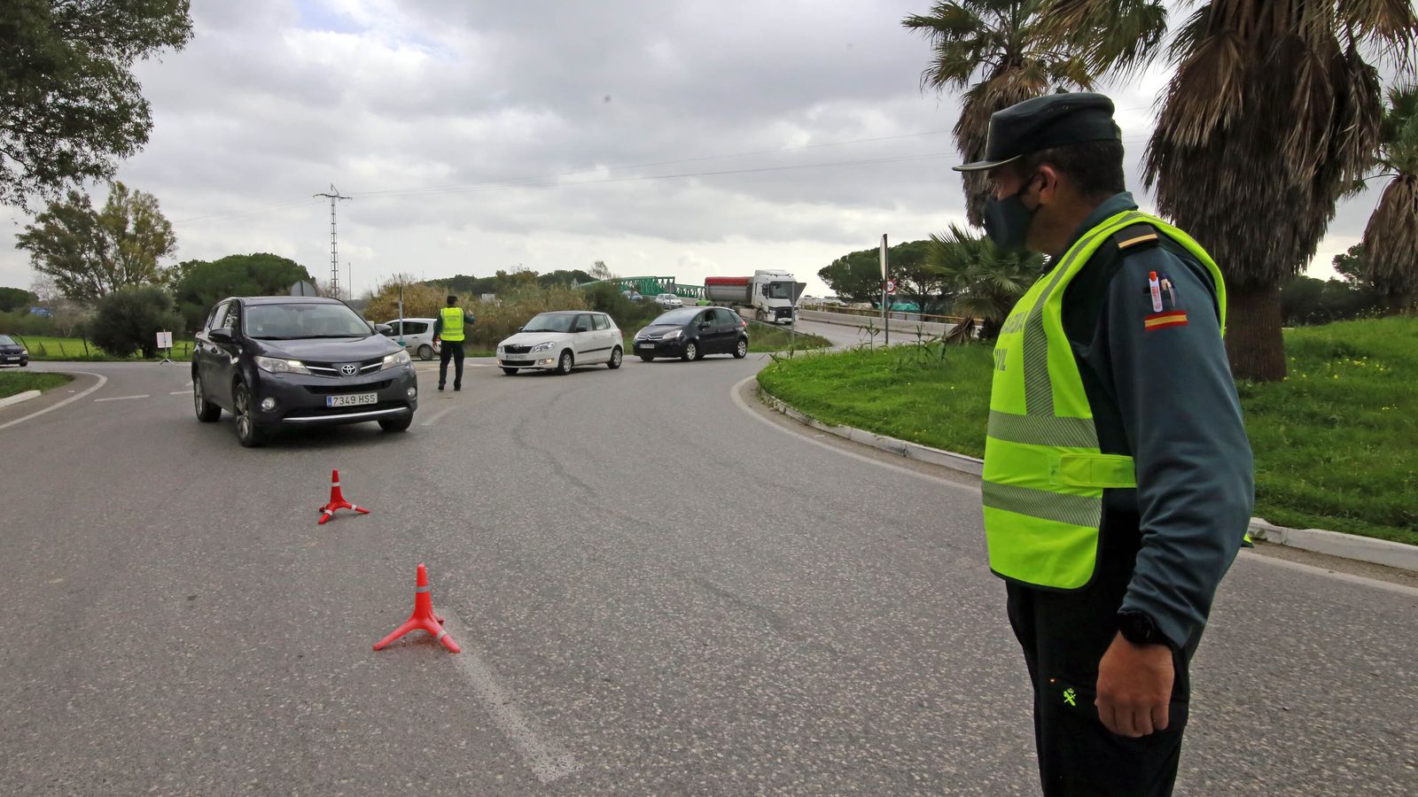 Coronavirus: control perimetral de la Guardia Civil en la rotonda de Estella