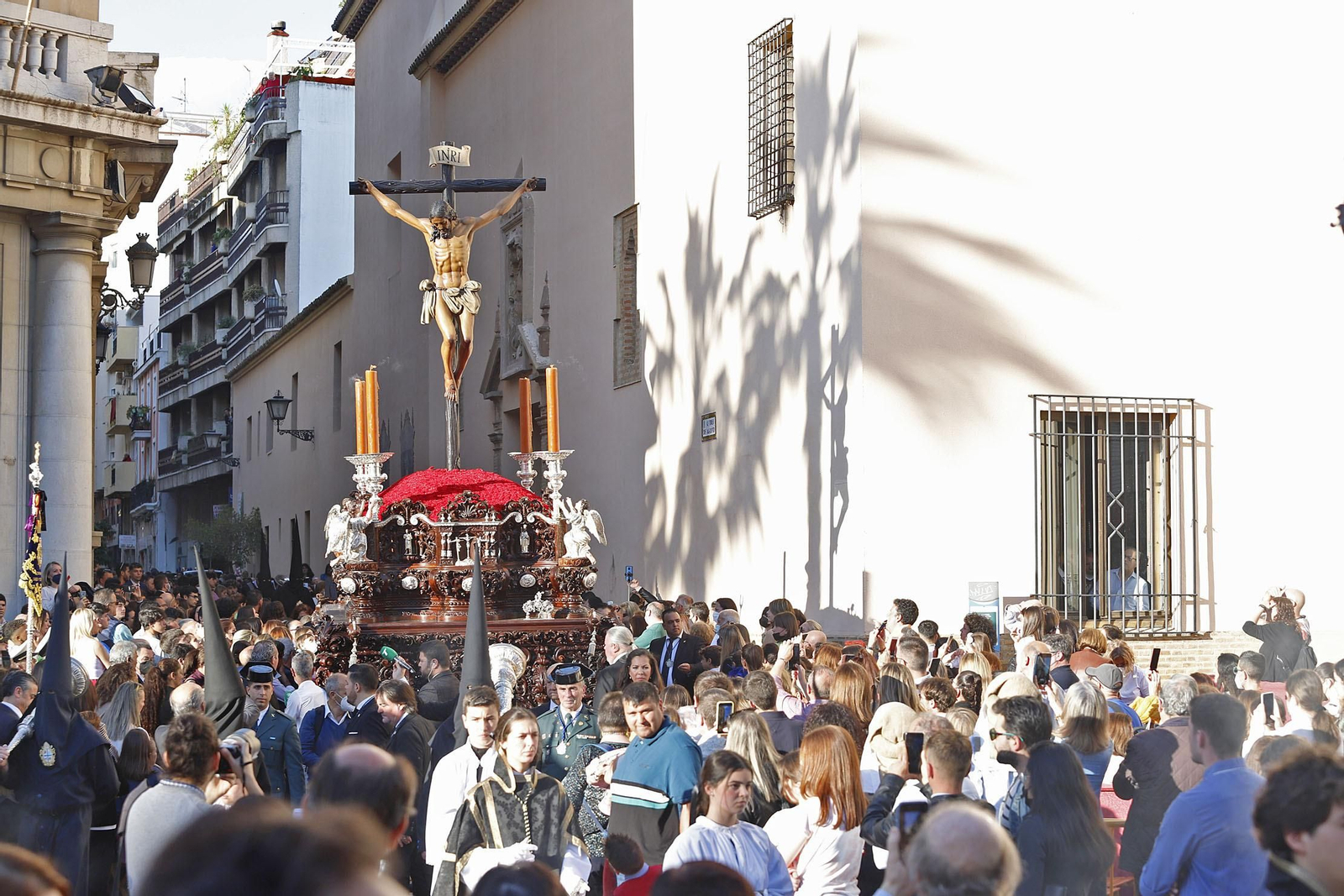 La hermandad de la Buena Muerte saliendo de la iglesia.