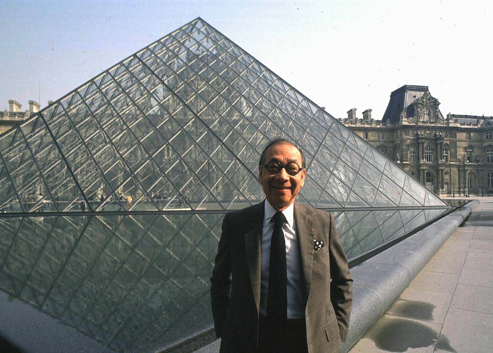 Ieoh Ming Pei, con la pirámide del Louvre de fondo
