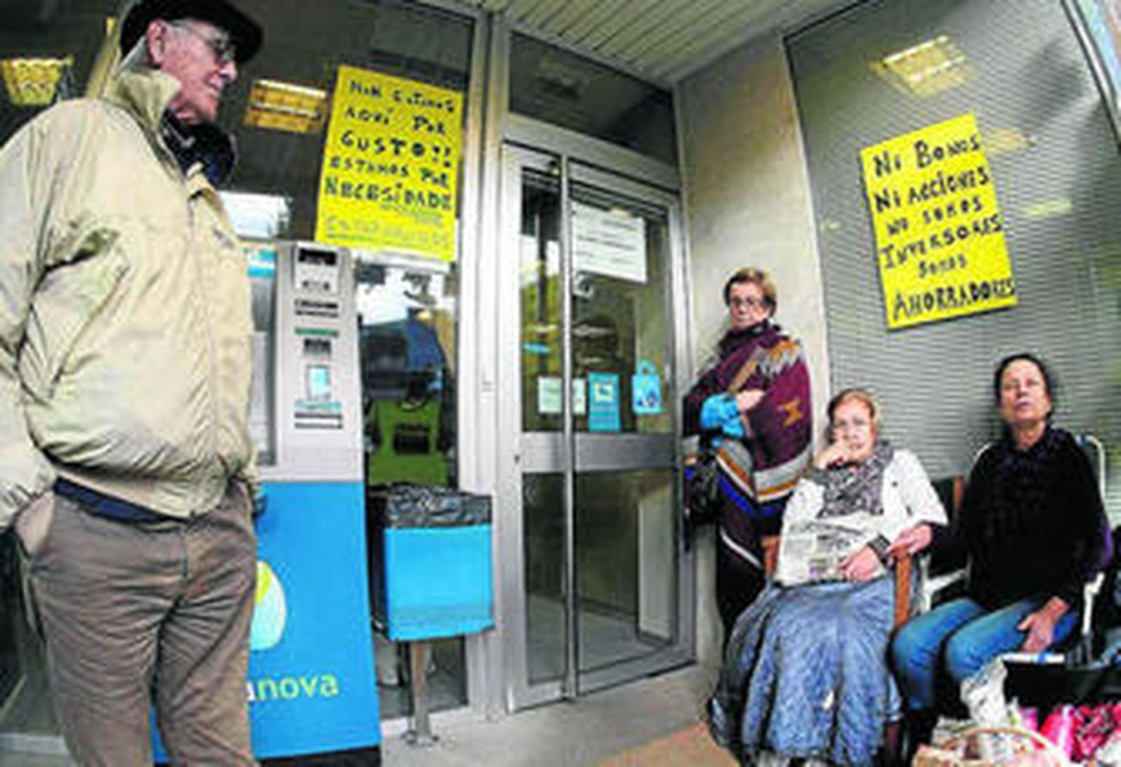 Preferentistas de Novacaixagalicia protestan en la puerta de una oficina.