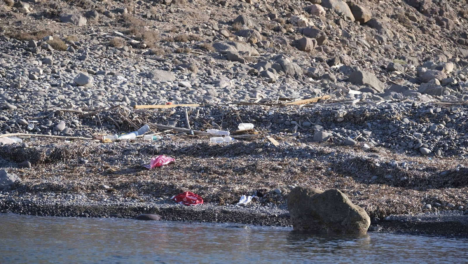 Una jornada con el servicio marítimo de la Policía Local de Níjar, en imágenes