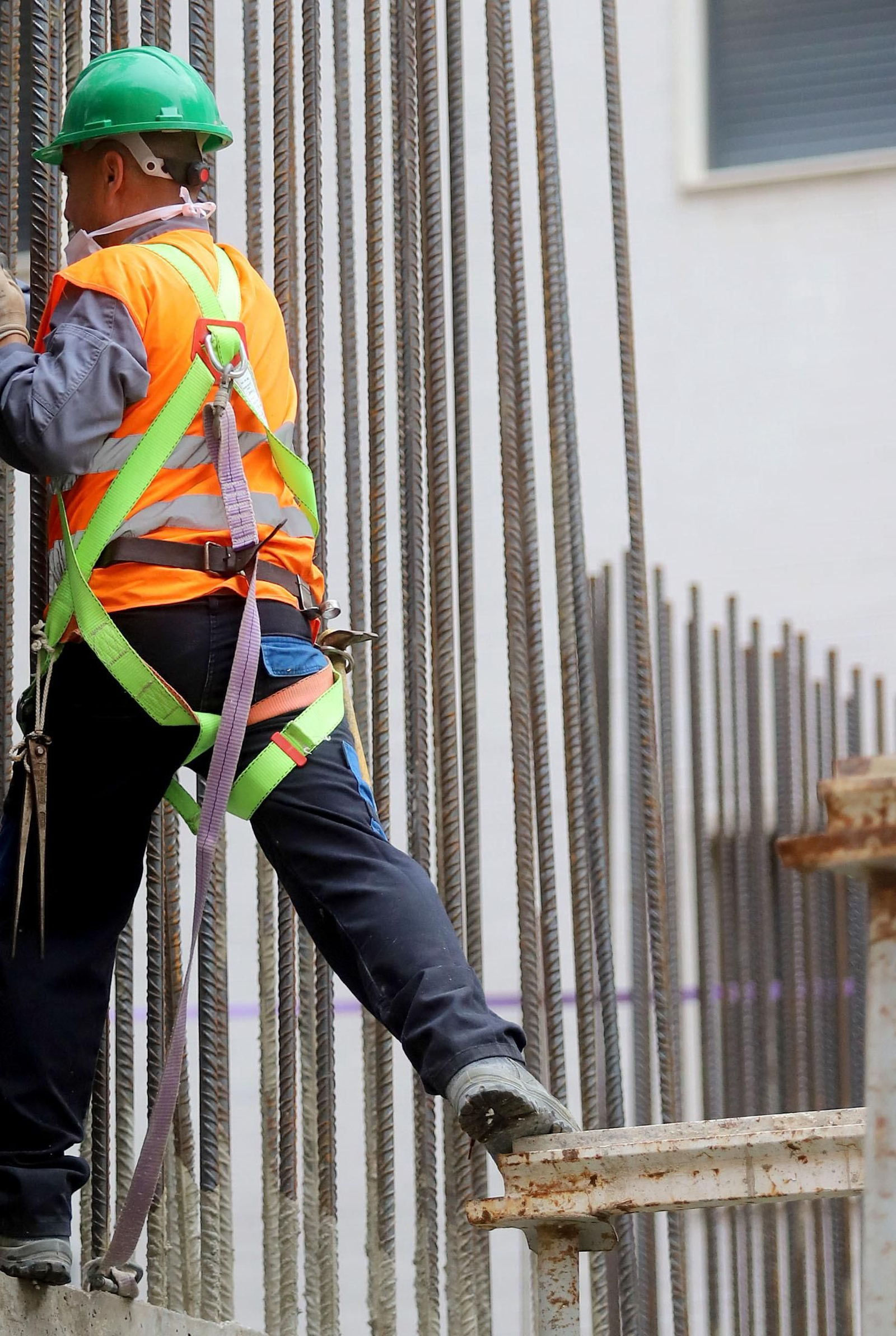 Imágenes de la vuelta al tajo de los trabajadores de obras en Huelva