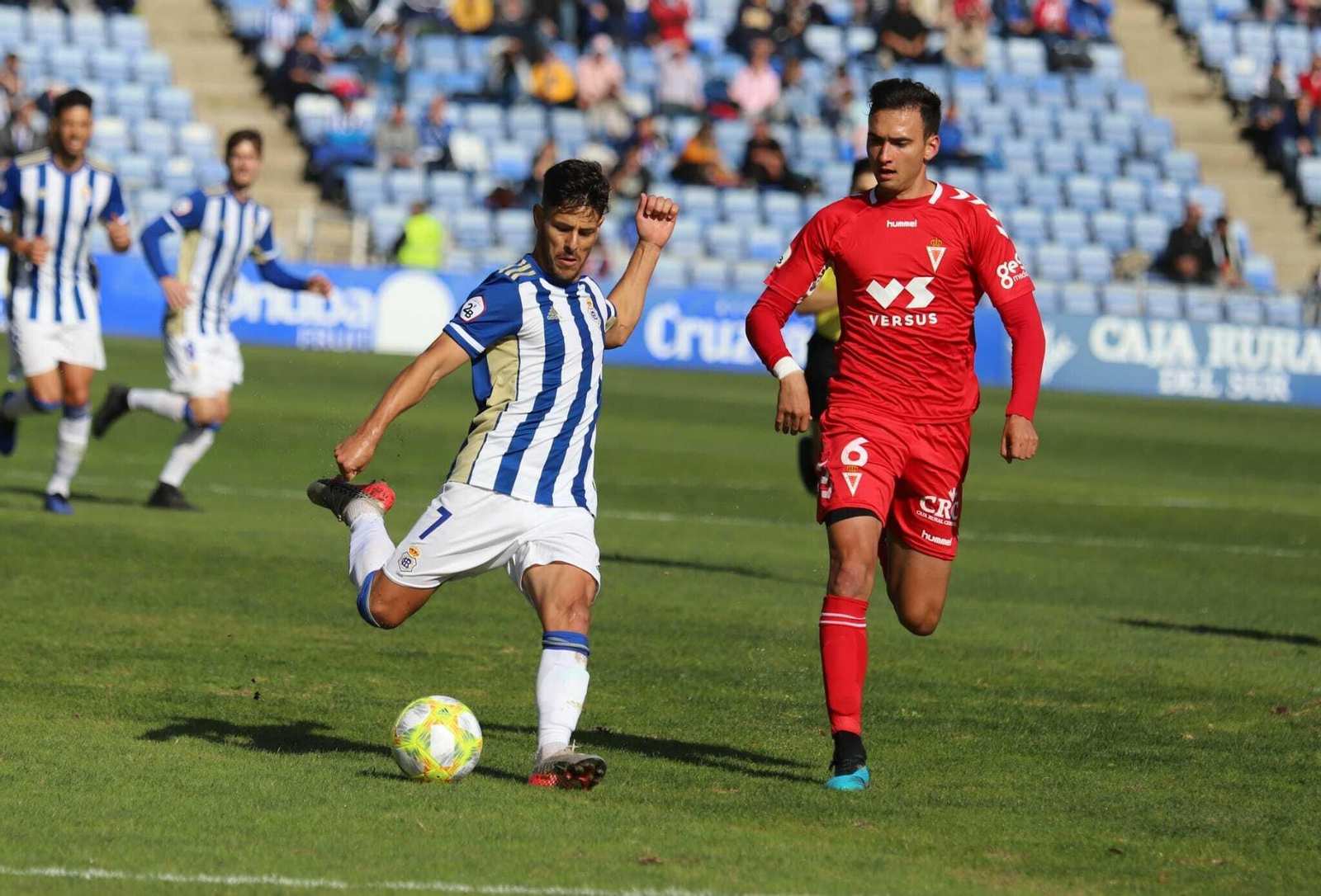 Carlos Martínez se dispone a centrar ante la oposición de Juanma.