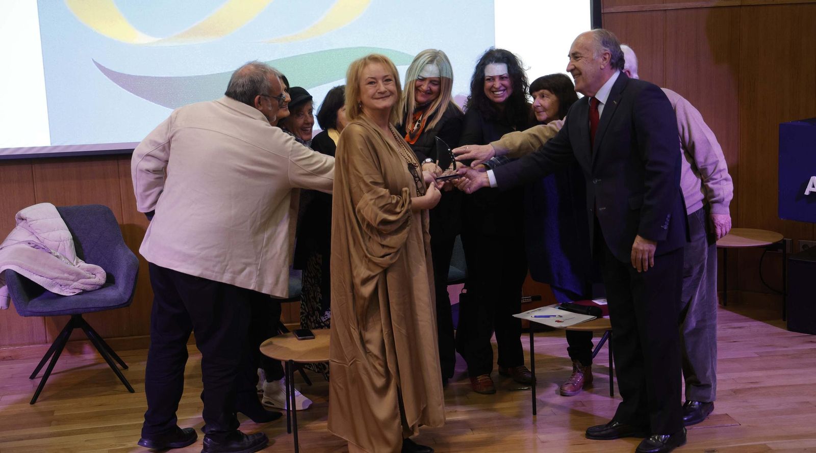 Fotos de la entrega de los premios del Ateneo de Algeciras a María Quiros y Tatiana Delalvz