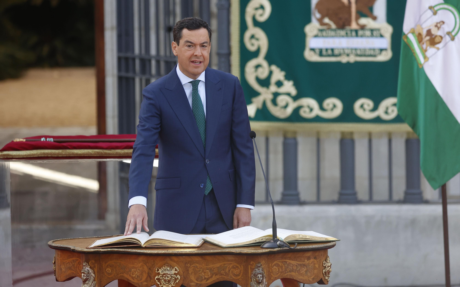 La toma de posesión de Juanma Moreno en imágenes