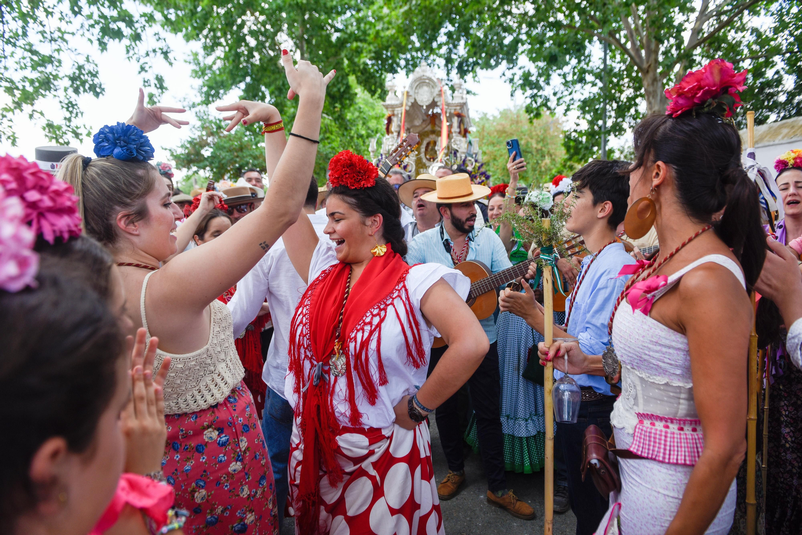 El paso de las Hermandades de Coria y La Puebla del Río por Villamanrique, en imágenes