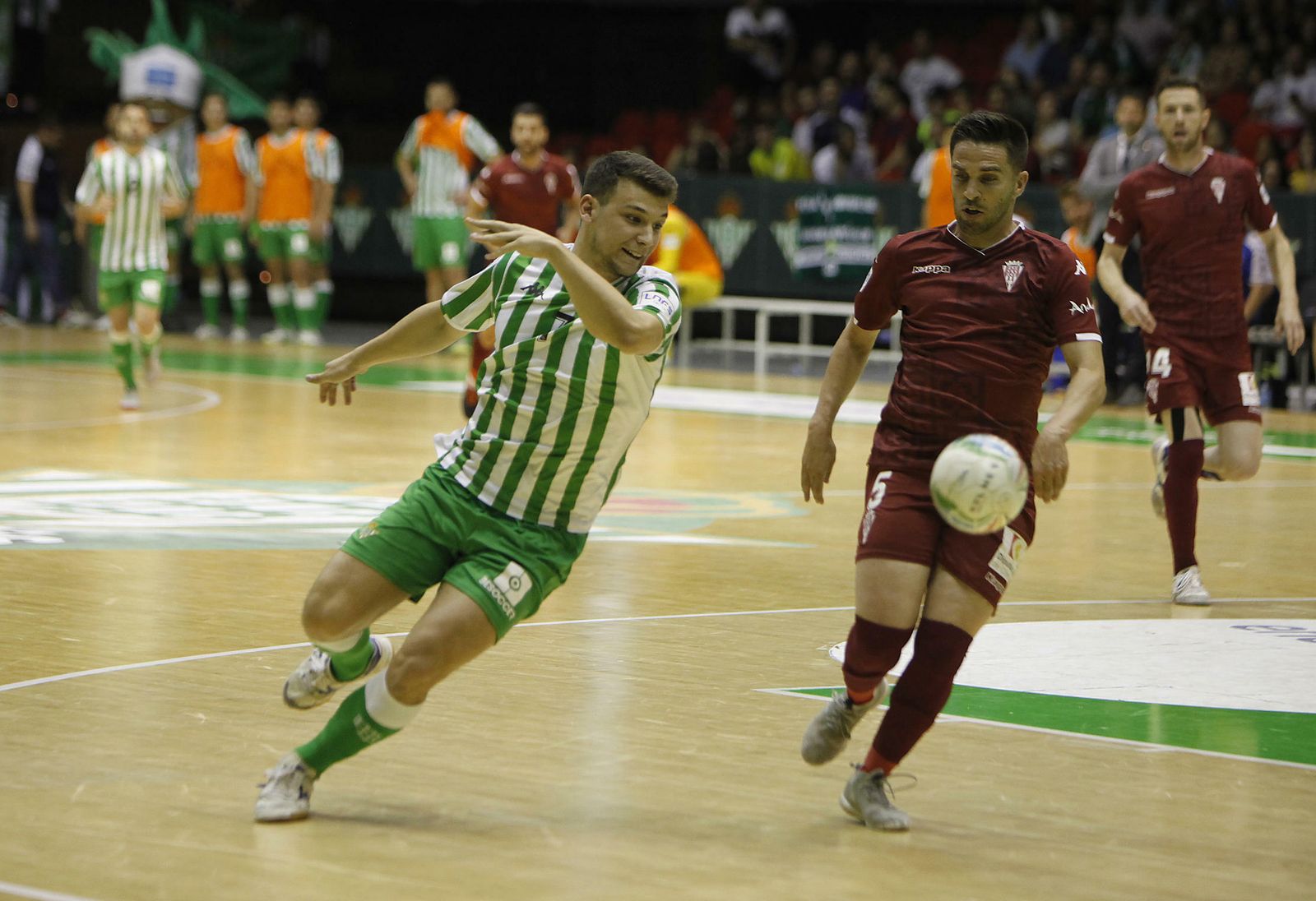 Catiti intenta frenar la internada de un jugador del Betis Futsal.