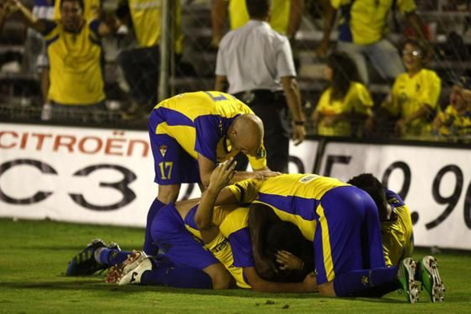 Los jugadores abrazan al ex del Deportivo. 

Foto: Jesus Marin