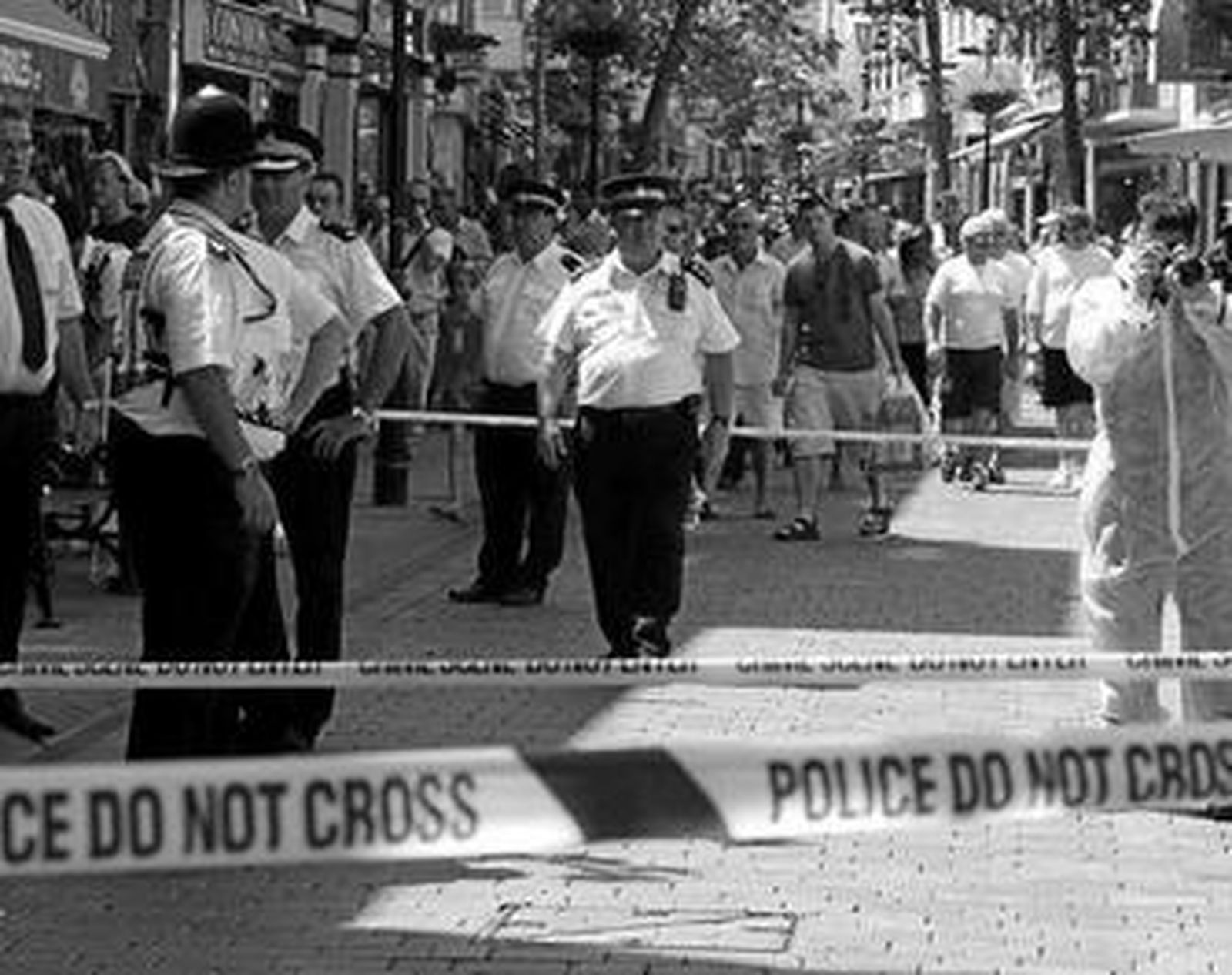 Los policías finalizan su trabajo, una vez que la calle Real queda abierta ya de nuevo a los transeúntes.