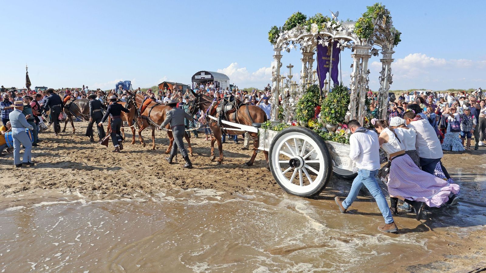 La Hermandad del Rocío de Jerez durante el embarque en Bajo de Guía en 2023