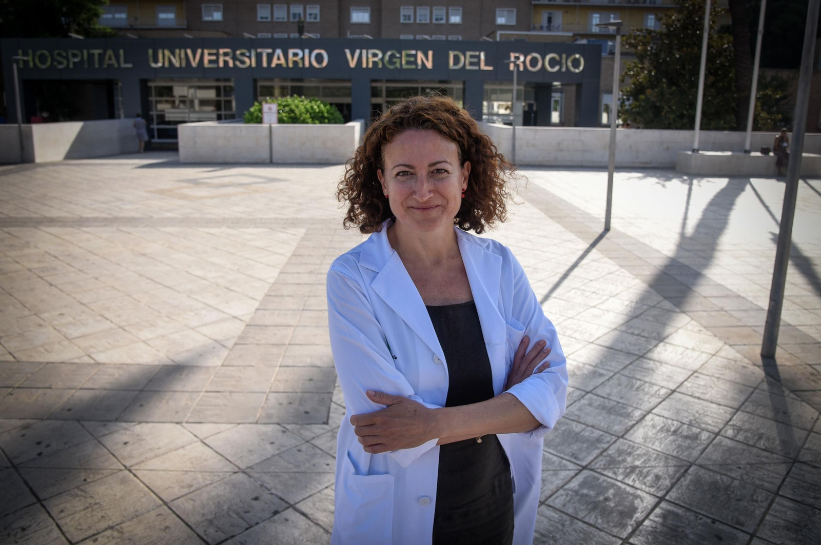 La gerente del Hospital Virgen del Rocío, la cardióloga Nieves Romero, a las puertas del centro.