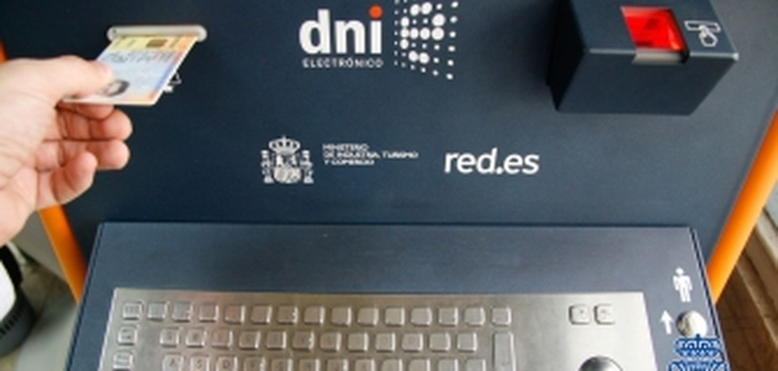 La Policía Nacional aconseja a los ciudadanos anticiparse a la caducidad de sus pasaportes y DNI para evitar los trámites de última hora