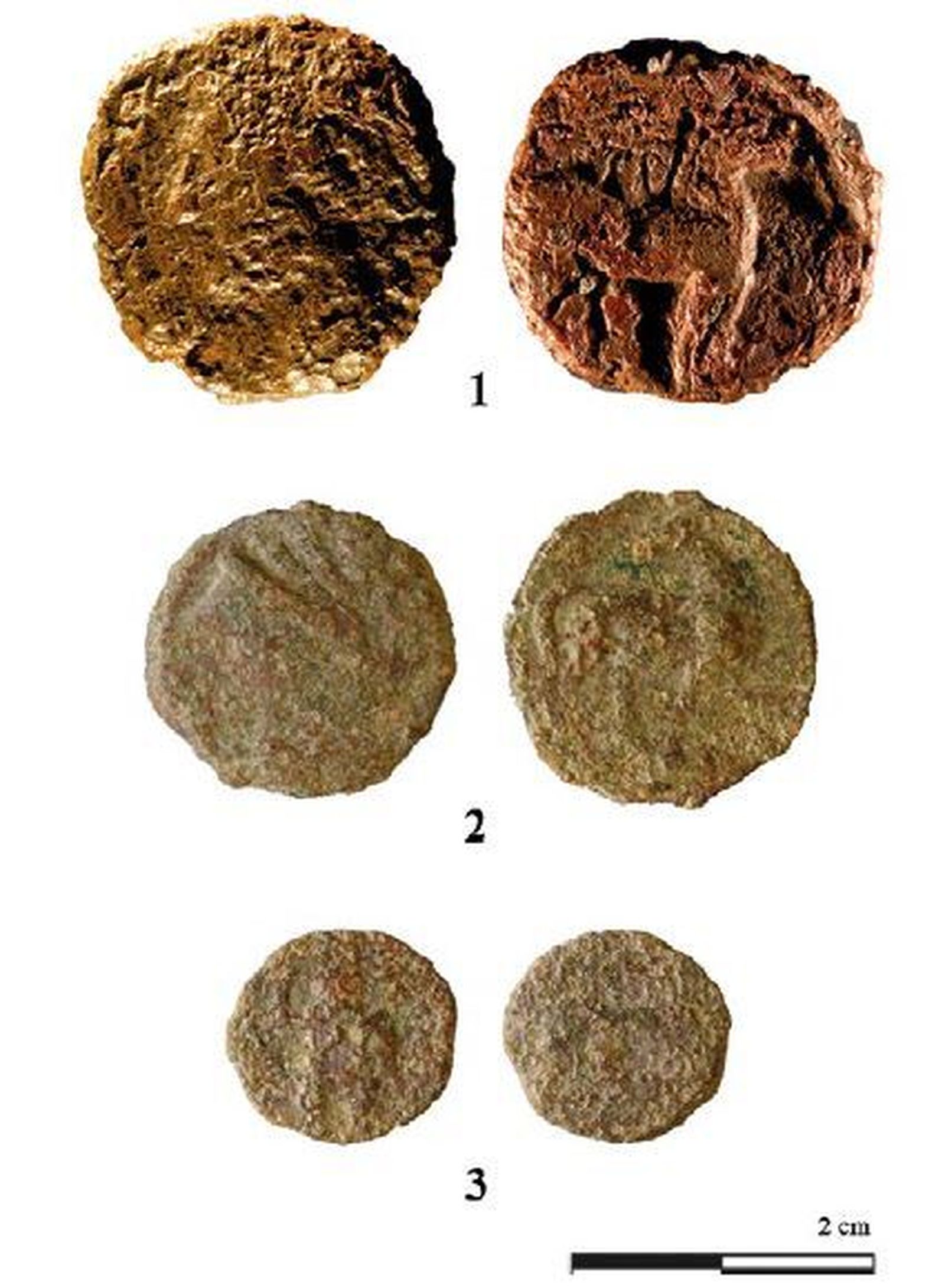 Hallazgos monetales púnicos de la muralla oeste: 1. Divisor cartaginés; 2. Divisor cartaginés; 3. Cuarto de Ebusus.