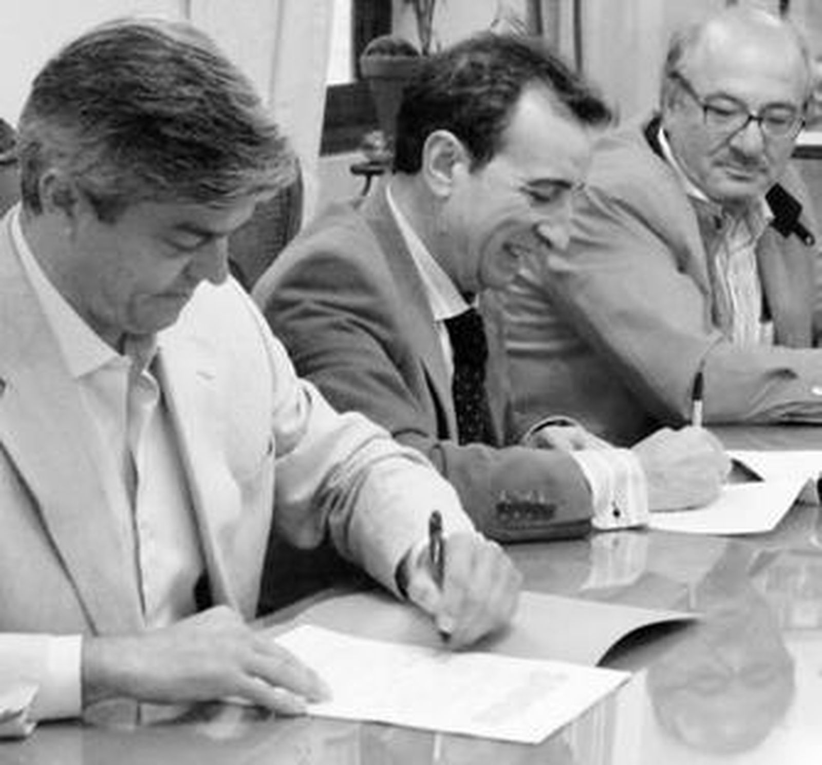 El alcalde, Juan Carlos Juárez, y el presidente de Vitalia, José María Cosculluela, en la firma del contrato.