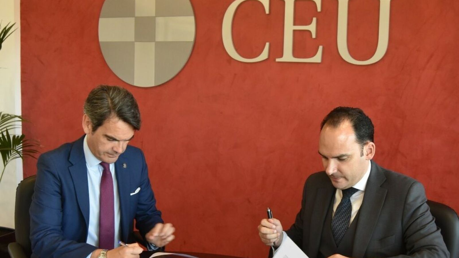 Jaime Domingo y Rafael Belmonte, en el acto de la firma.