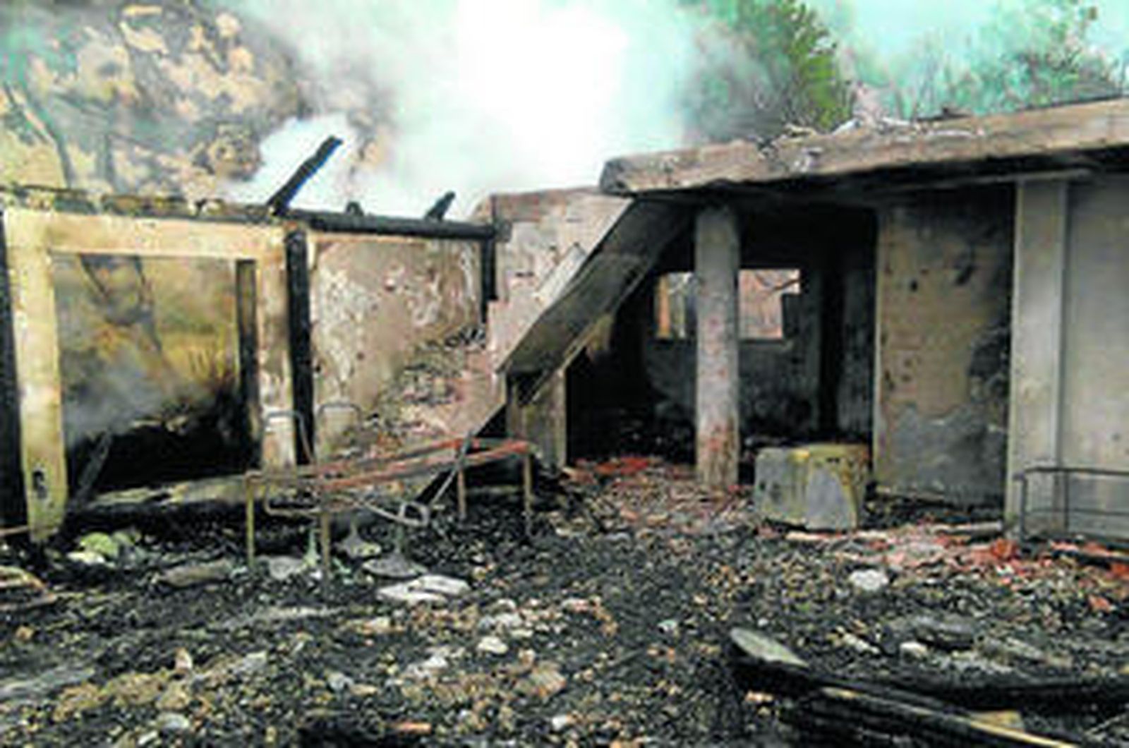 Imagen del estado en que quedó la casa rural de la finca El Cañuelo, en Tarifa.