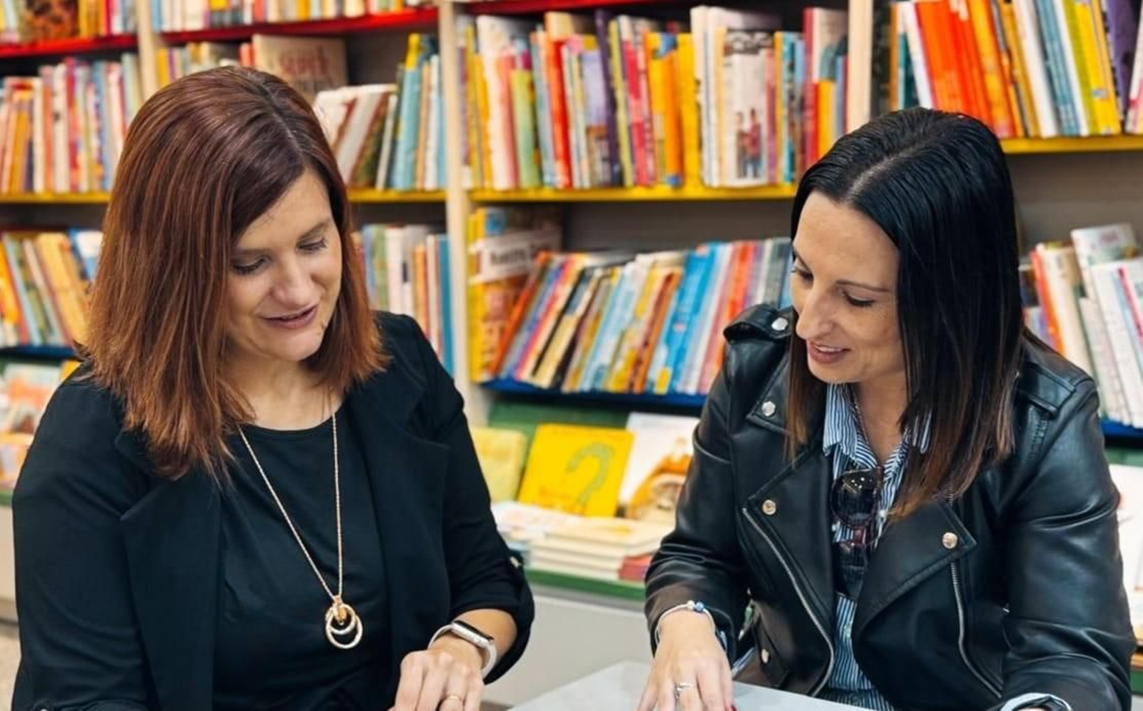 Fernanda Ochoa con María del Mar Saldaña.