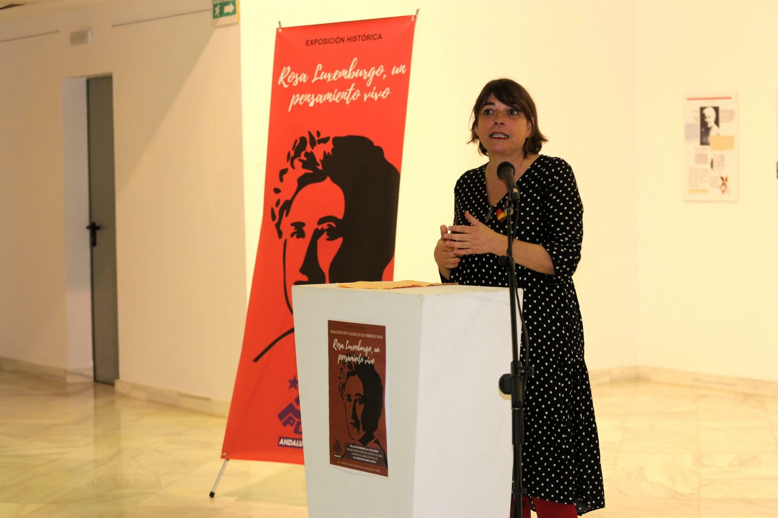 La ex consejera de la Junta de Andalucía, Elena Cortés, durante la inauguración de la muestra.