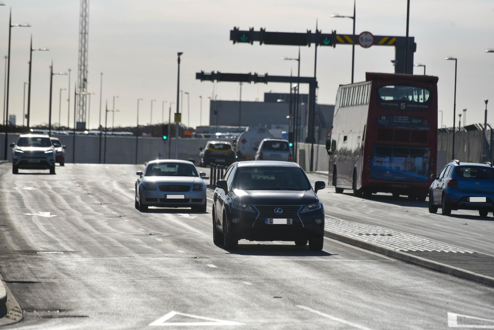 Varios vehículos circulan por Gibraltar, el primero con una placa del Peñón. Varios vehículos circulan por Gibraltar, el primero con una placa del Peñón.