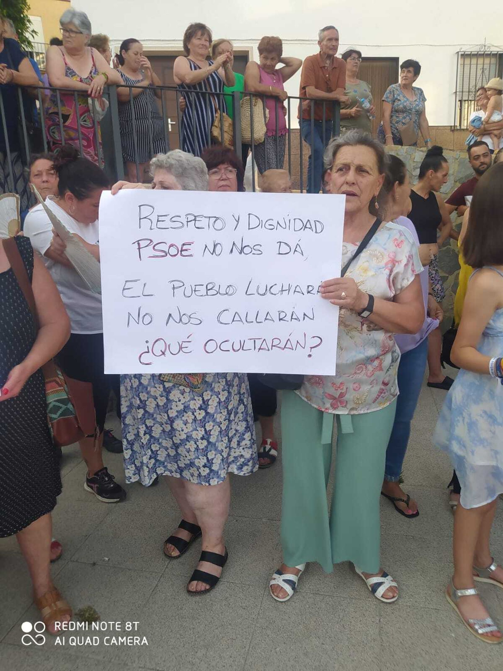 Vecinos con pancartas durante la protesta en Algámitas.