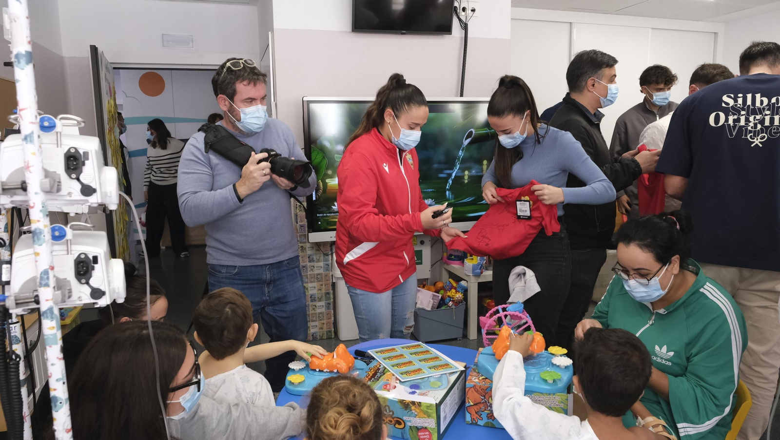 Las imágenes de la visita de los jugadores del Almería a los niños de Torrecárdenas
