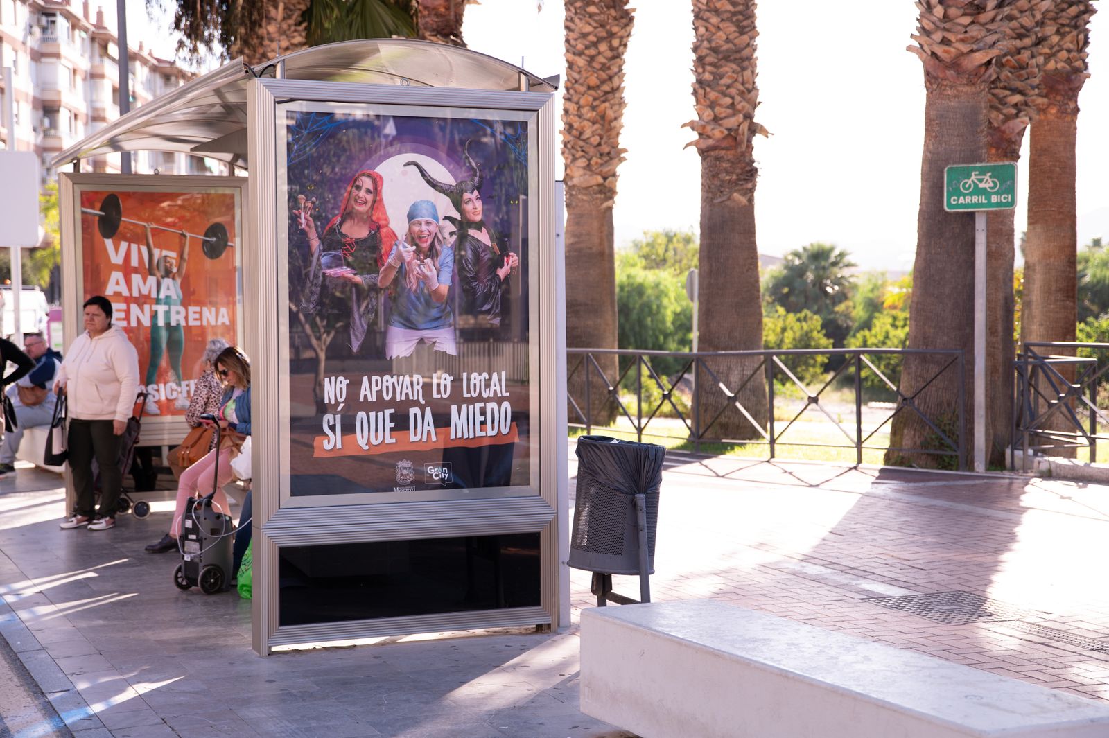 Una divertida campaña convierte a los empresarios de Motril en zombies, vampiros y brujas para fomentar el comercio de cercanía