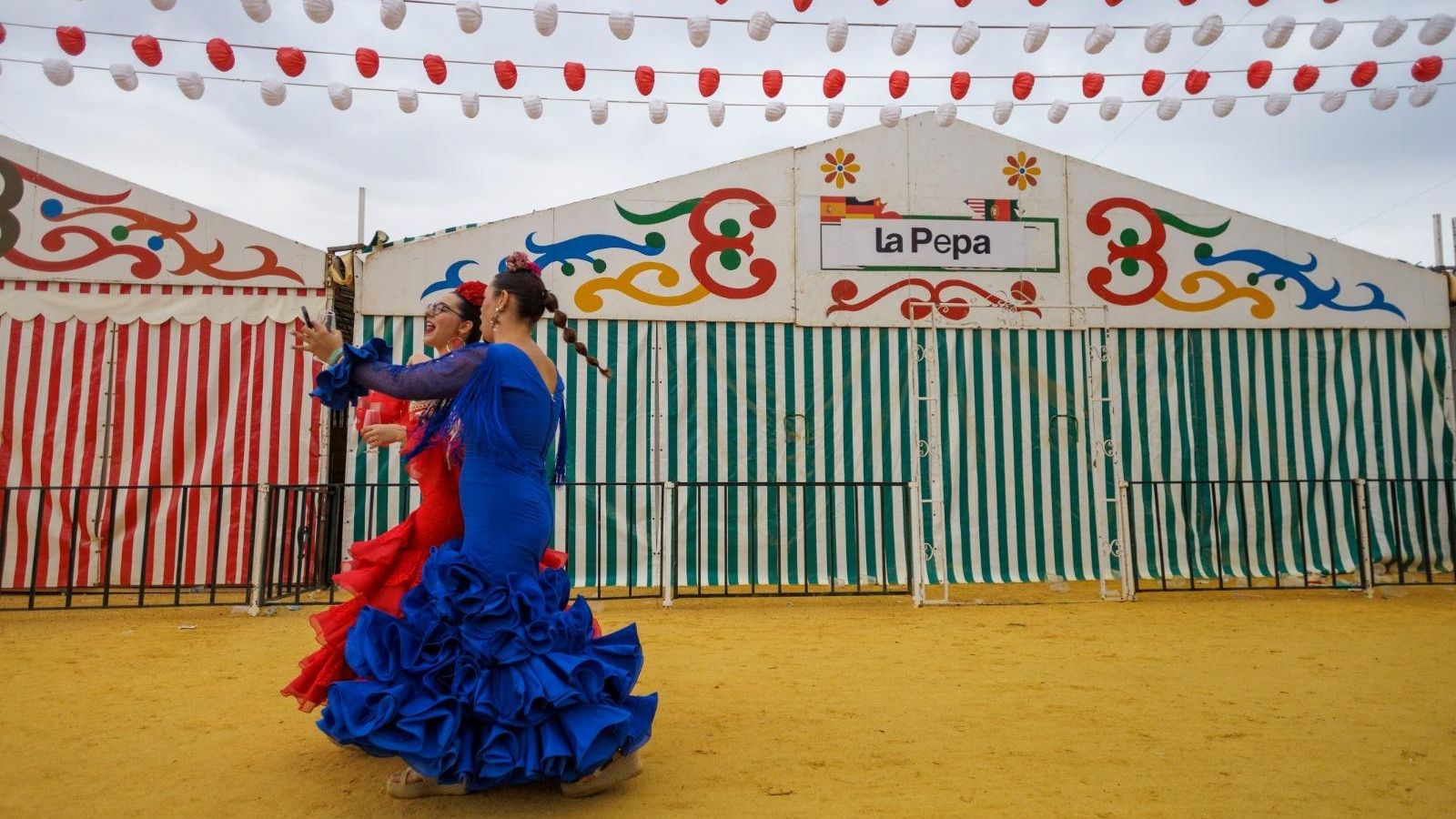 Dos flamencas corren a refugiarse de la lluvia.