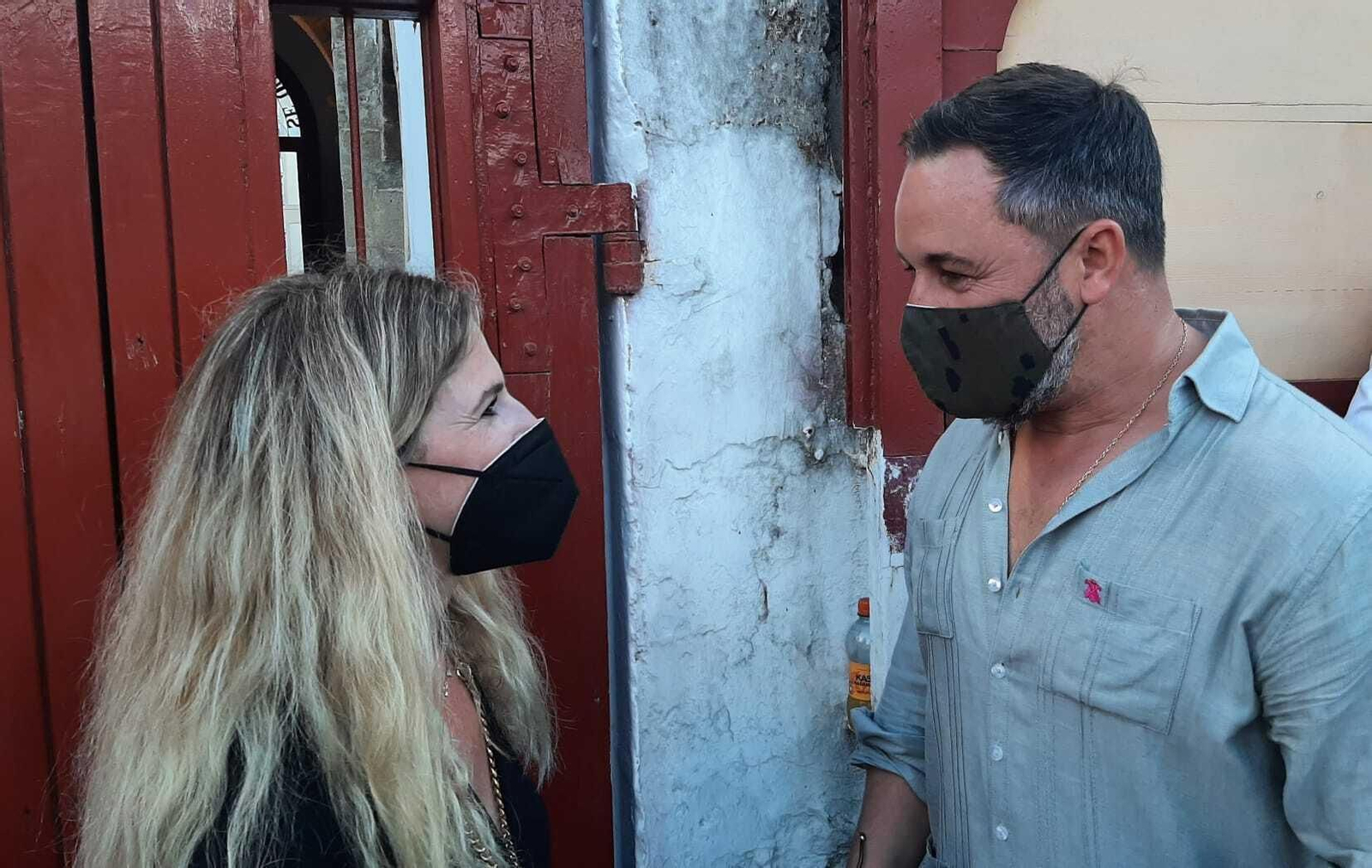 Encuentro de Ana Mestre y Santiago Abascal  en la corrida de toros de Morante de la Puebla.